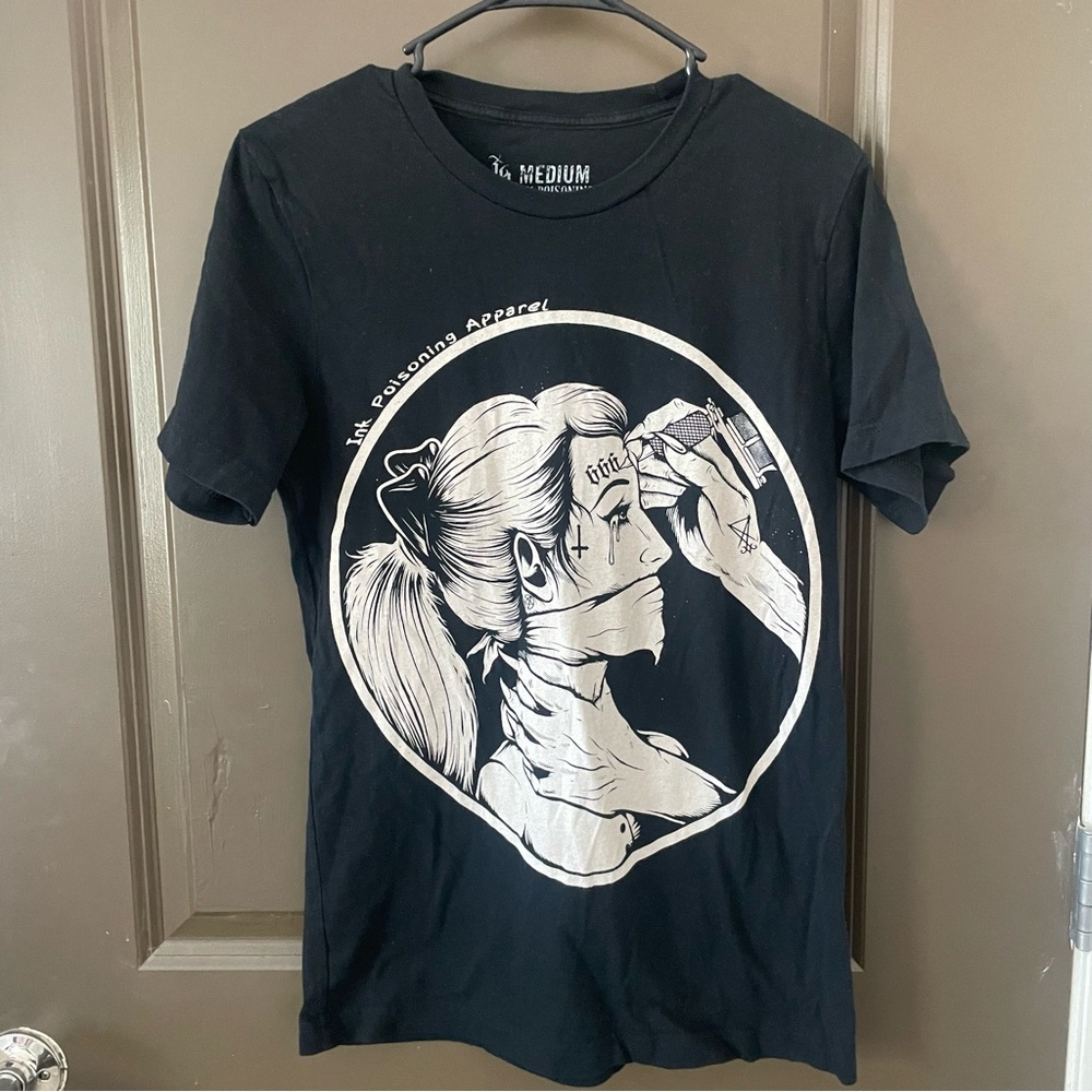 Ink Poisoning Apparel Black White Tattoo Hold Still Graphic T-Shirt Size M